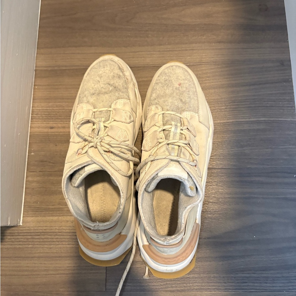 Women’s snow shoes